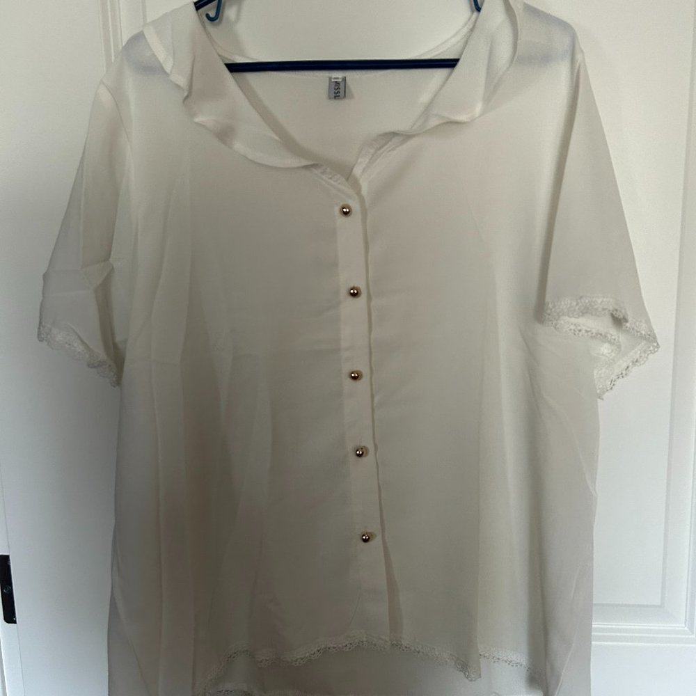 Short sleeve blouse gold buttons down front. Size 3X.